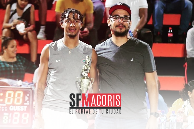 Braylin Lantigua del club Santa Ana es premiado por Armando Rendón como jugador destacado del evento.
