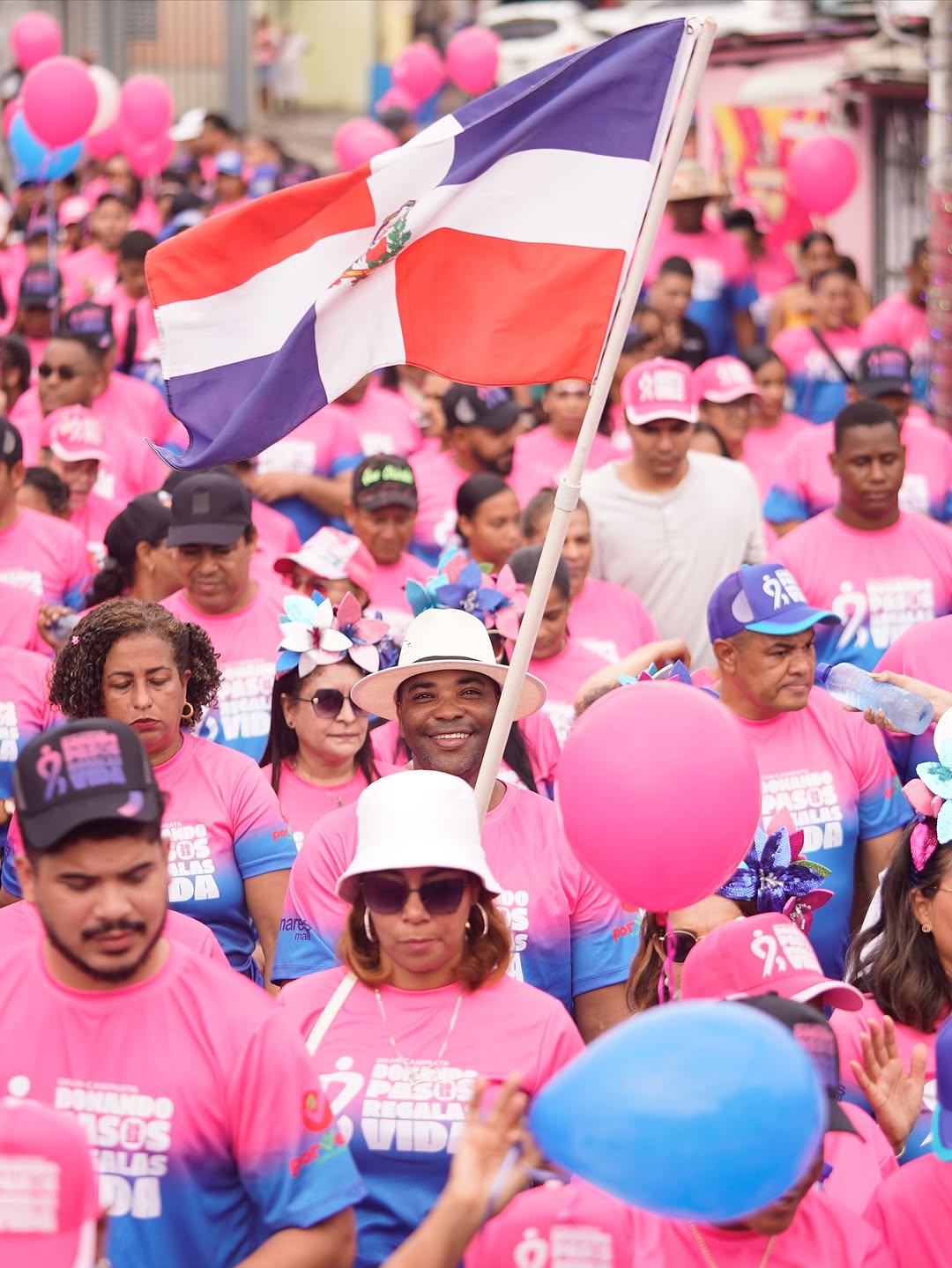 Participantes de la caminata sonriendo